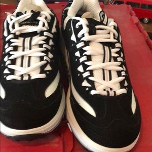 Sketchers Tennis shoes black 9m
